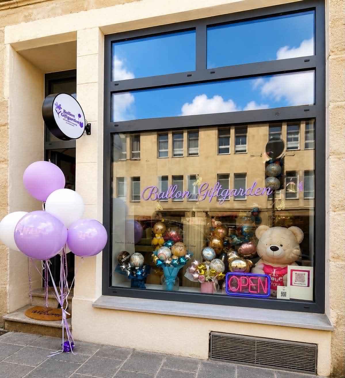 Schaufenster des Ladens Ballon-Giftgarden mit Schriftzug und Dekoration
